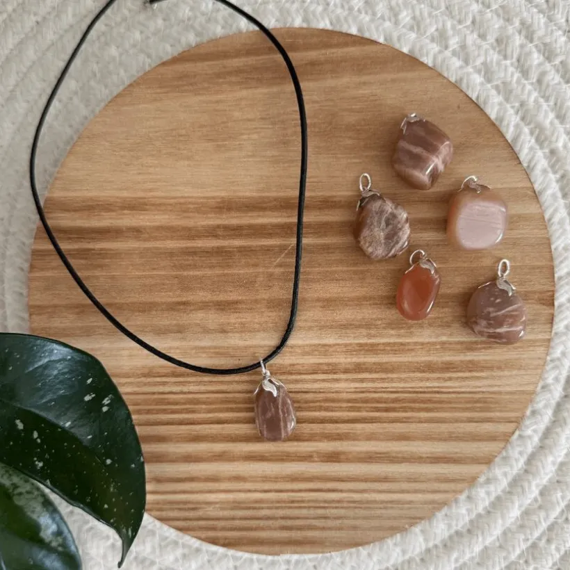 Baby Natura Perzik Maansteen edelsteen hanger – Vrouwelijke Kracht & Intuïtie