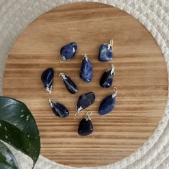 Baby Natura Sodaliet edelsteen hanger – Inzicht & Vertrouwen