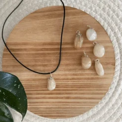 Baby Natura Witte Maansteen edelsteen hanger – Intuïtie & Innerlijke Rust