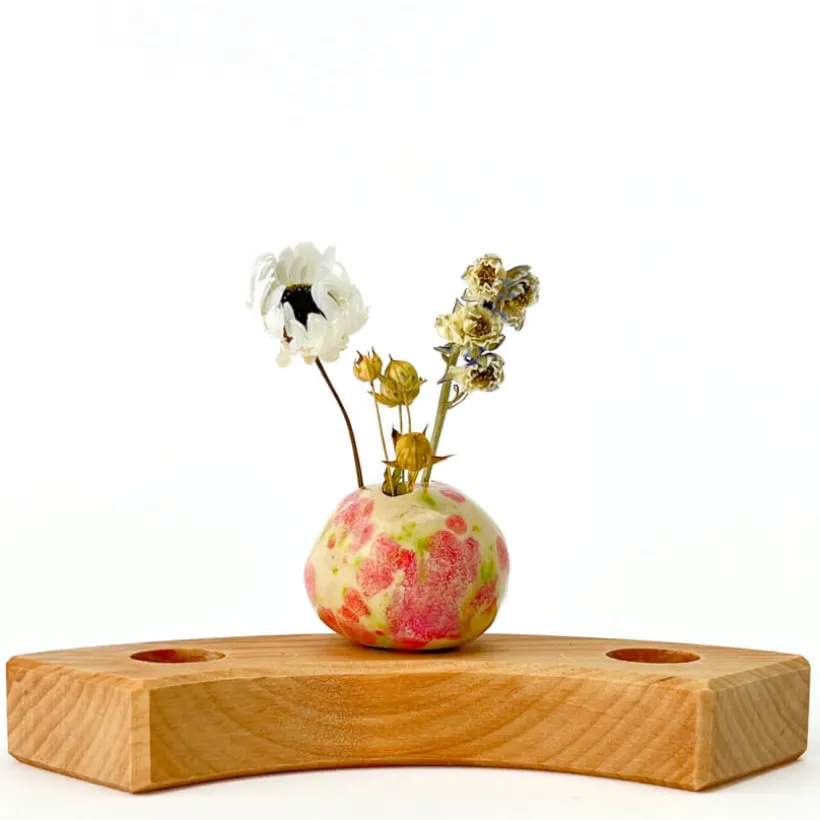 Klein dappertje Bolvaasje wit met roze en groen steker