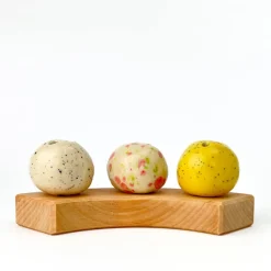 Klein dappertje Bolvaasje wit met roze en groen steker