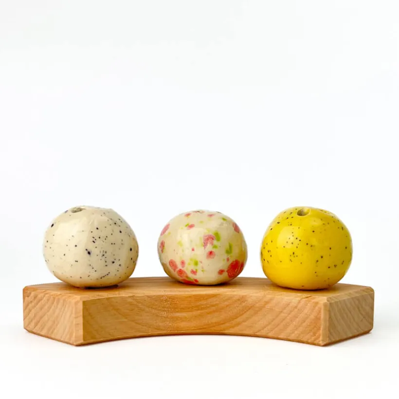 Klein dappertje Bolvaasje wit met roze en groen steker