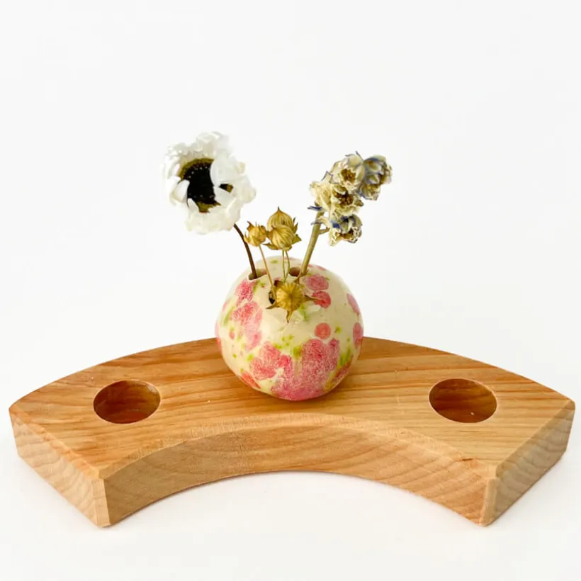 Klein dappertje Bolvaasje wit met roze en groen steker