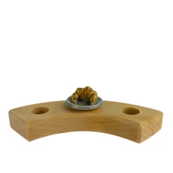 Klein dappertje Croissantje op een bordje steker