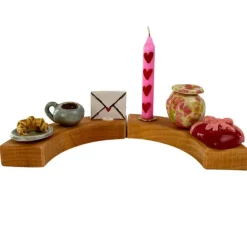 Klein dappertje Croissantje op een bordje steker