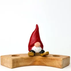 Klein dappertje Kabouter Tomte op ski’s steker