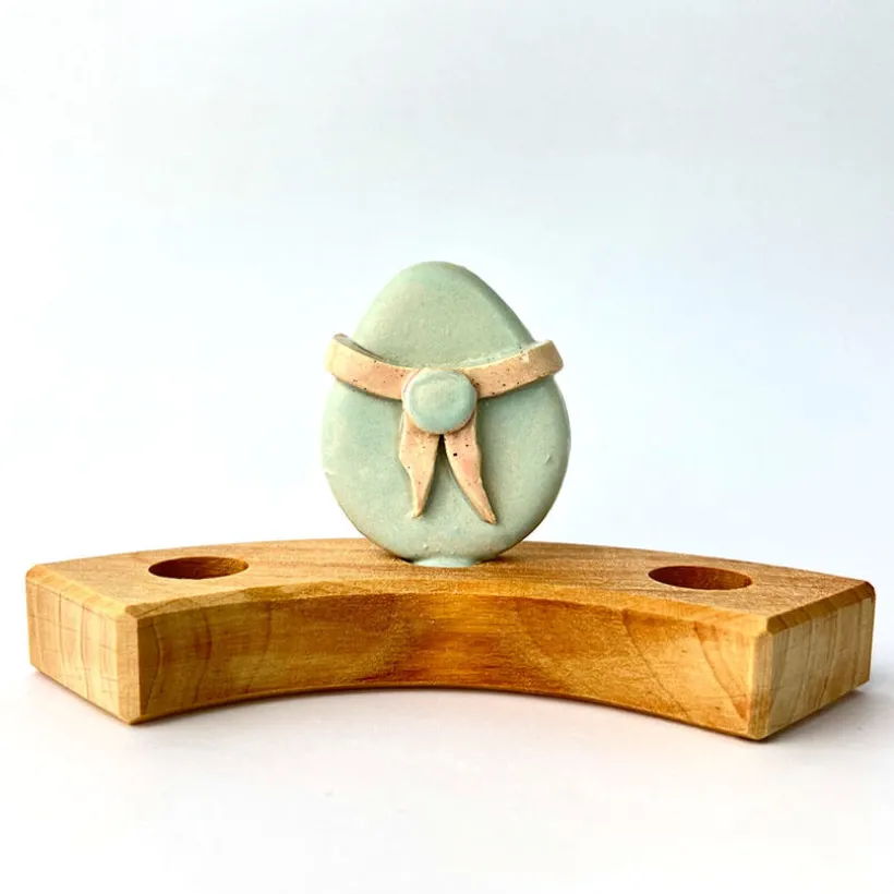 Klein dappertje Paasei met strik steker